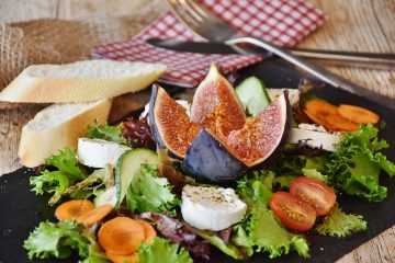 Salat mit Ziegenbällchen